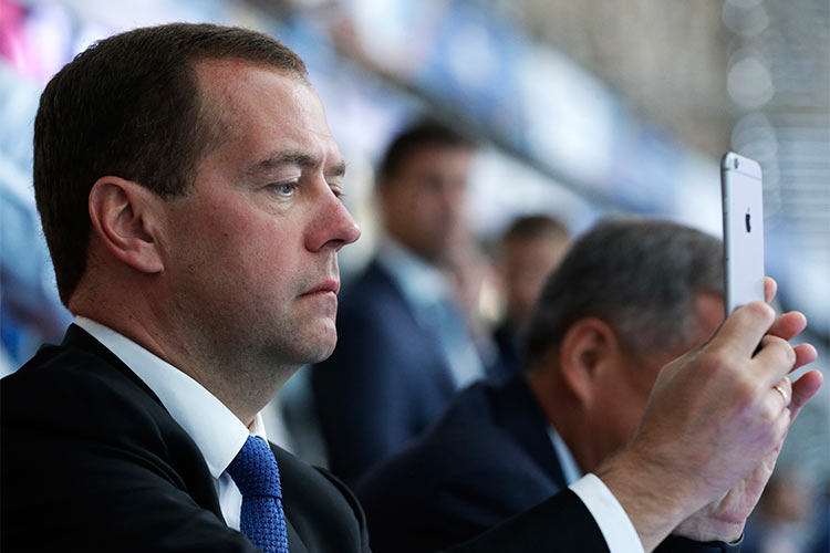 Непотопляемый Медведев, флешмоб 90-х и почему России нужна коррупция